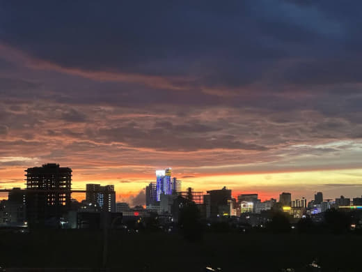 夜幕降临的西港