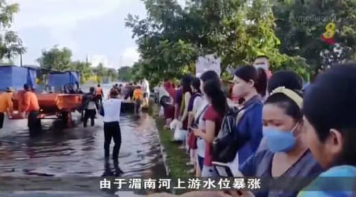 泰国暴雨天气持续，造成北部和中部地区淹水，导致泰国25个地区，有近13...