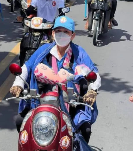 据柬媒报道，柬埔寨大选竞选游行首日，人民党支持者声势最浩大，人山人海，...