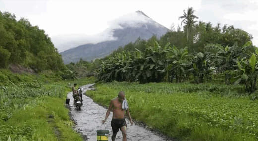 马荣火山究竟喷不喷？——台风带来的降雨使成千上万逃离的人感到更加担忧